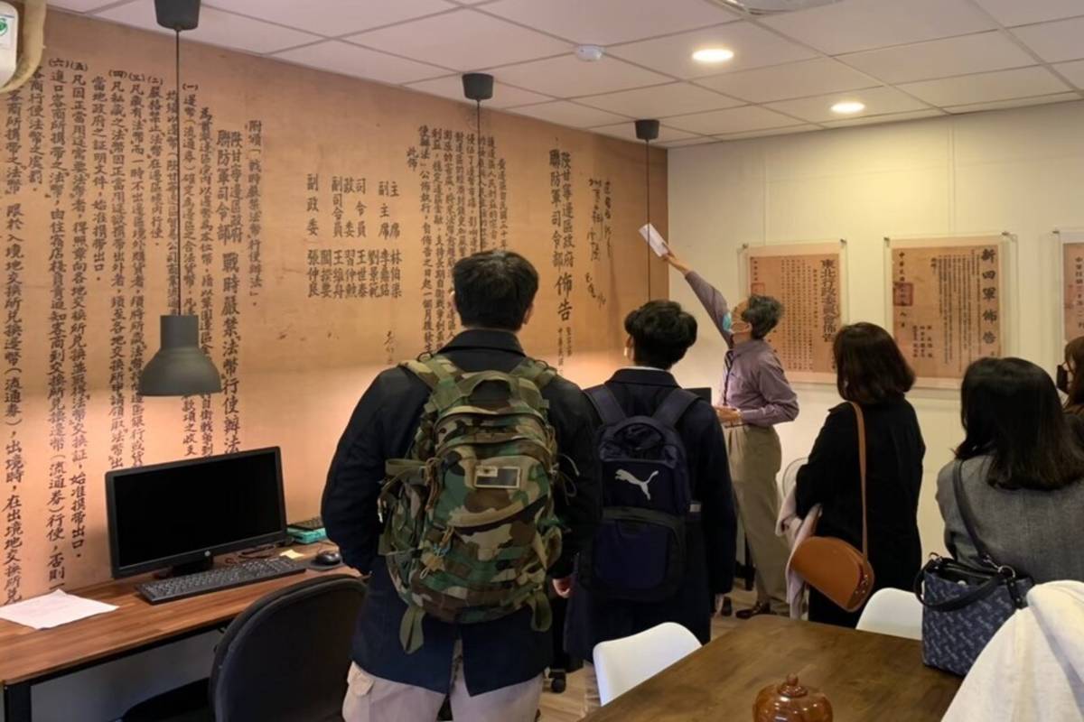 郭映辰同學擔任活動攝影師協助紀錄外賓參訪數位導覽室過程 (教育部提供)