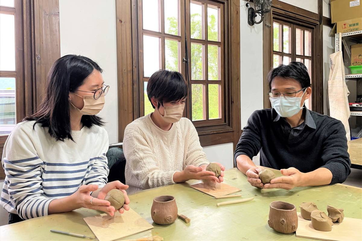 擅於手捏仿真茶具的陶藝家林松本，親自傳授民眾手捏仿「樹皮紋」陶茶杯。