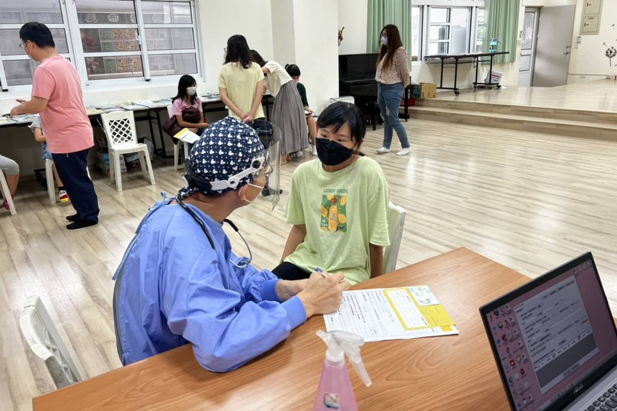 醫療人員到校為學生施打疫苗（圖源：臺中市教育局）