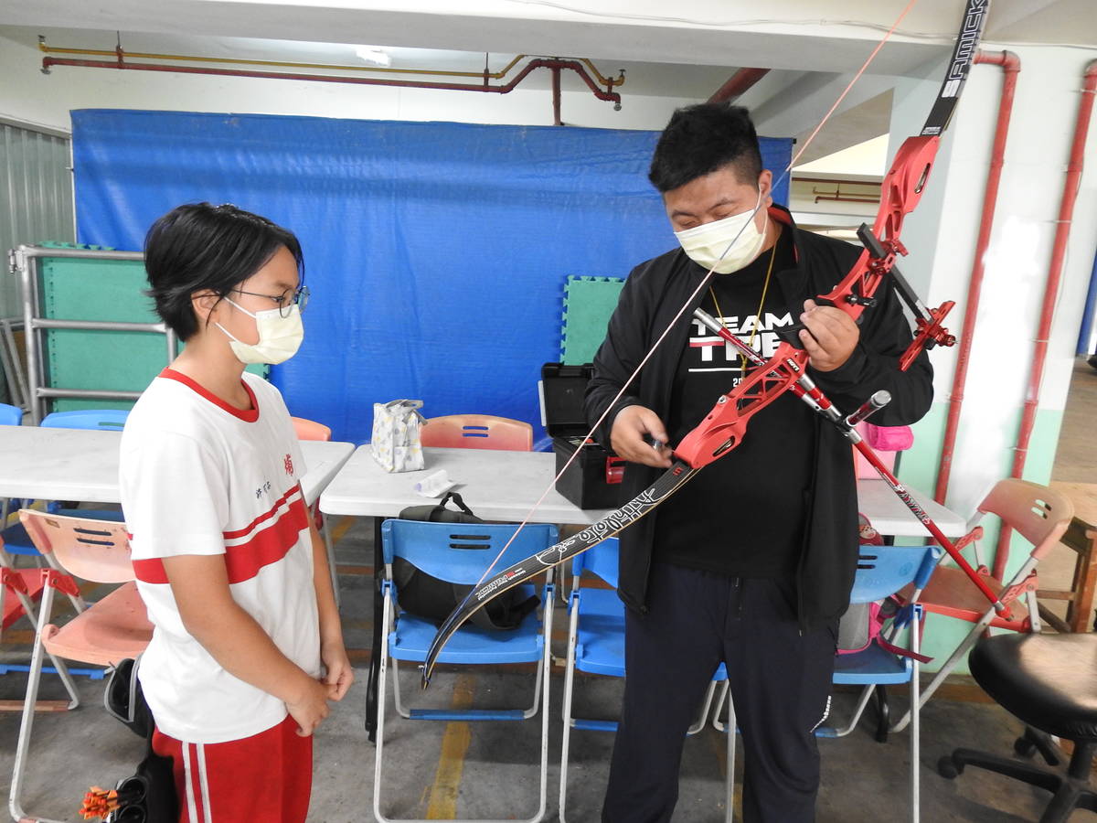 王瑞毅教練指導小學妹。