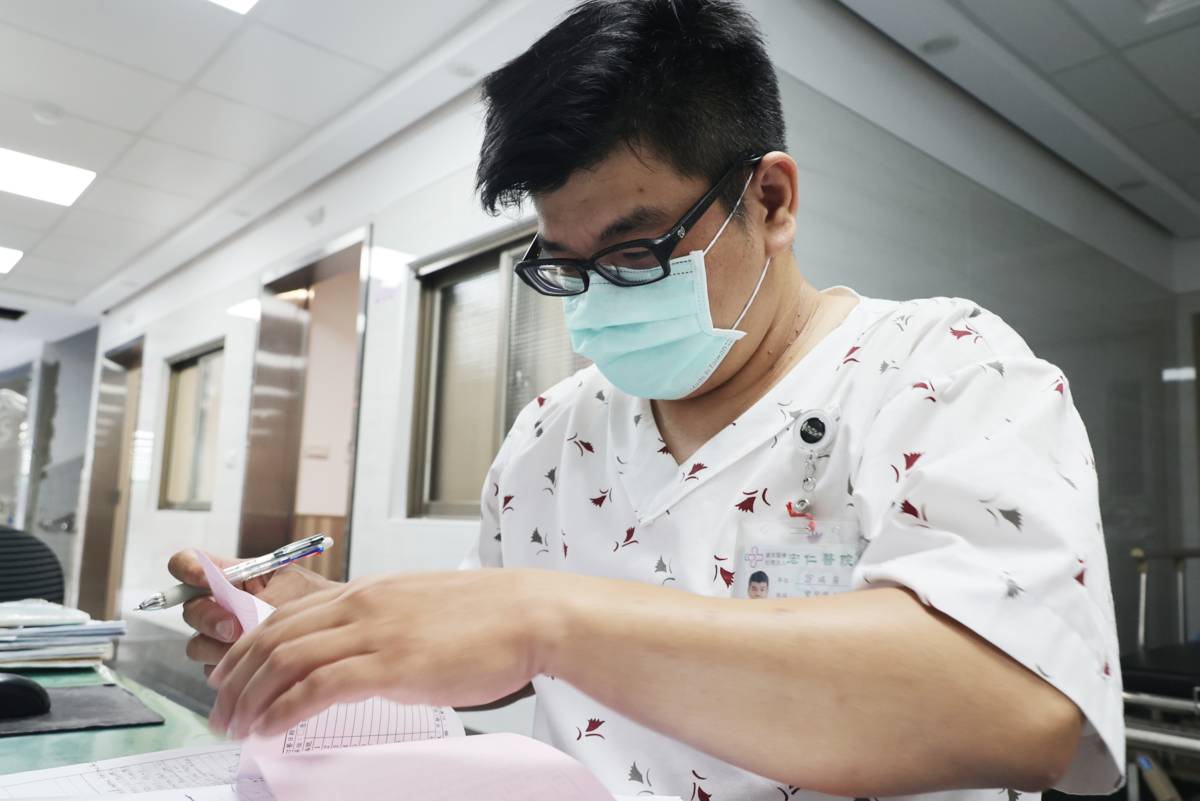 游良智從貨車司機轉行在40歲正式成為護理師(圖片來源：宏仁醫院提供)