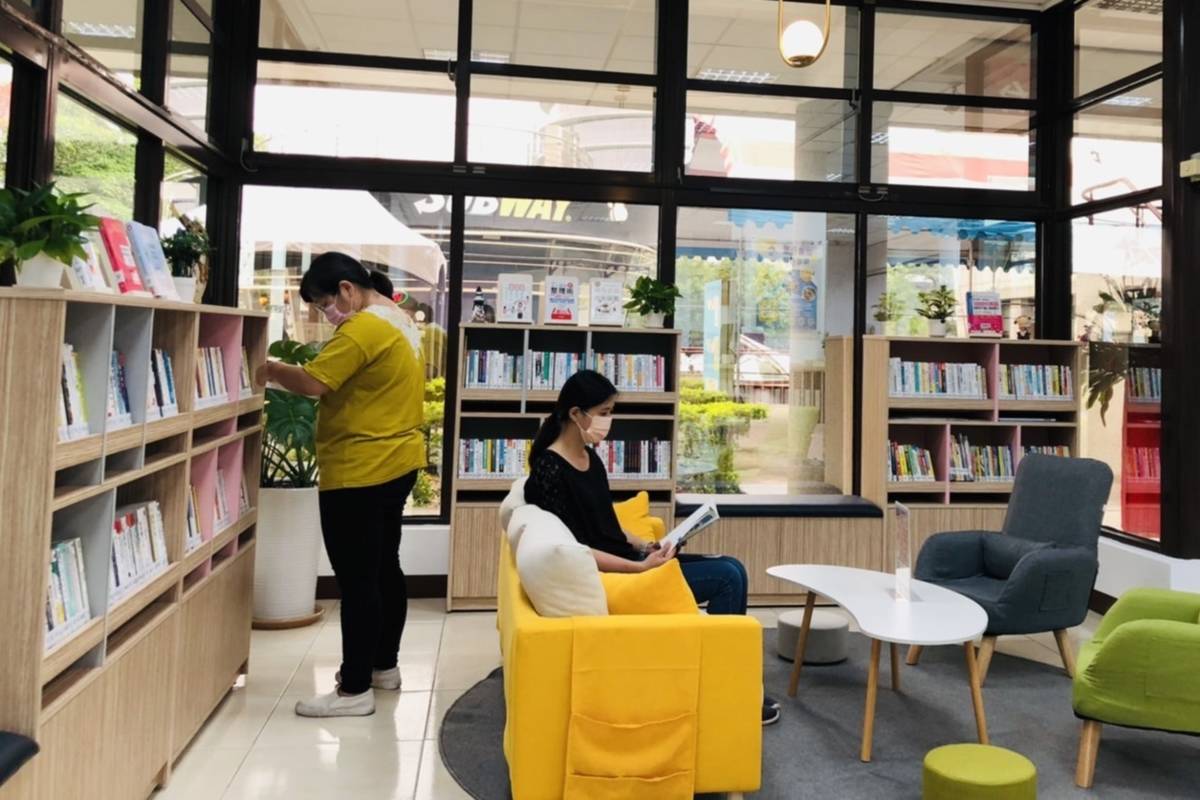 中市勞工局與文化局合作設置閱讀圖書區讓市民朋友借書同時找工作
