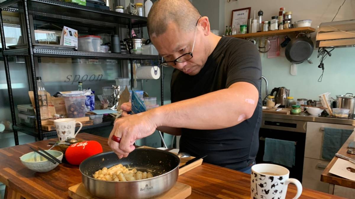 食物藝術家 貓哥 正在用心的為料理出的餐點畫龍點睛。