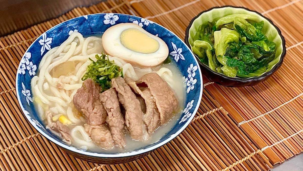 因為午餐菜色包含拉麵、洋蔥肉片、滷蛋、福山萵苣和味噌雞白湯，景美國小提醒同學當天將餐盤置換成碗公，搭配成日式雞白湯拉麵。（景美國小午餐團隊提供）