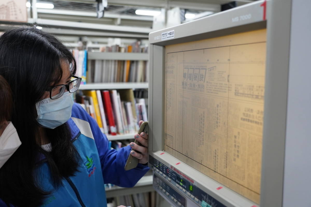錦和高中同學在國臺圖查閱微卷的新聞報導 (國臺圖提供)