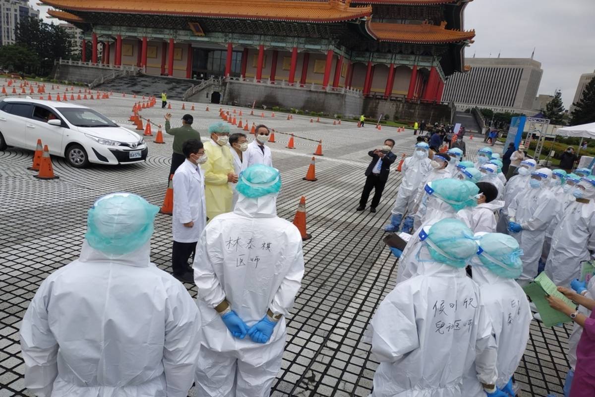 中正紀念堂車來速篩檢站動員醫療人員172人次 (臺北榮總提供)