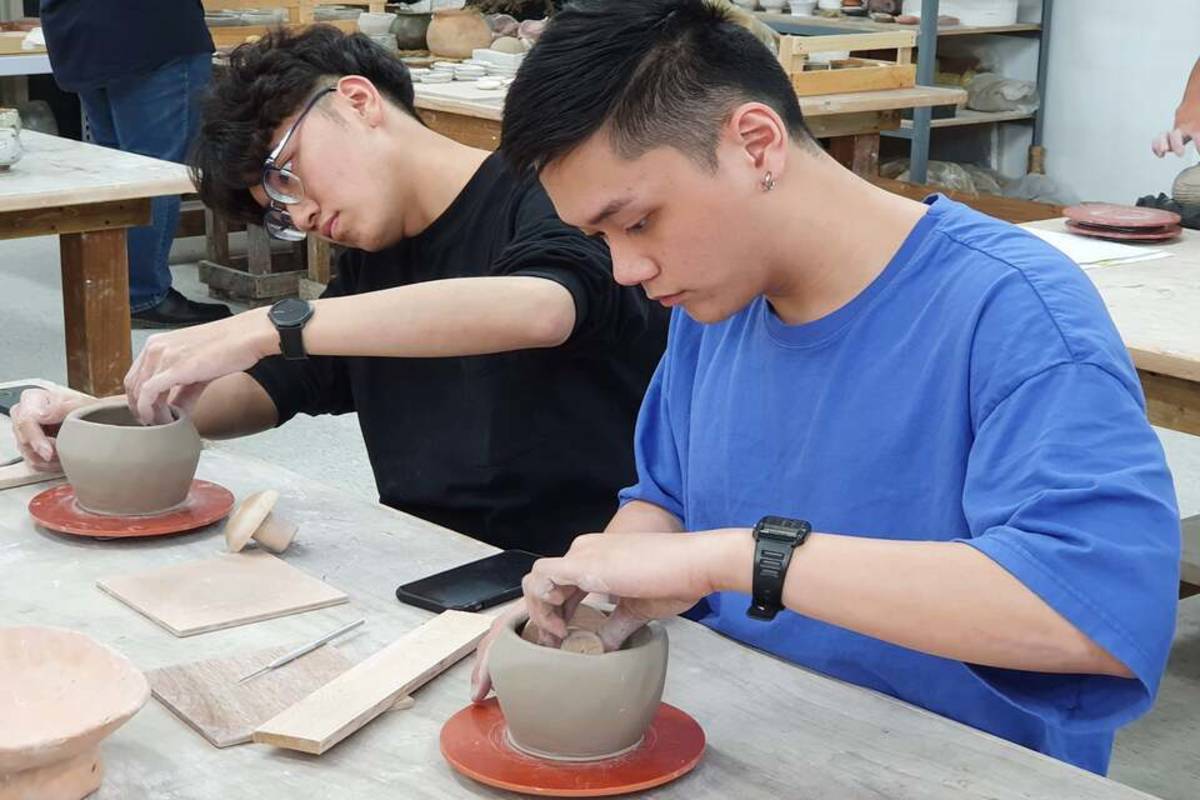 華梵大學共有30餘個主題工坊，提供學生專題式學習。圖為學生在陶藝教室手捏茶碗 (華梵大學提供)