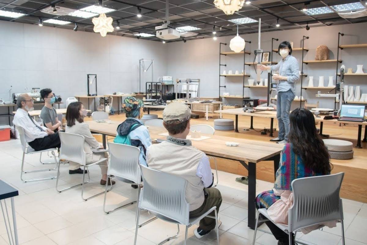 國內知名自學團體展賦教育參觀華梵大學陶瓷3D列印工坊 (華梵大學提供)