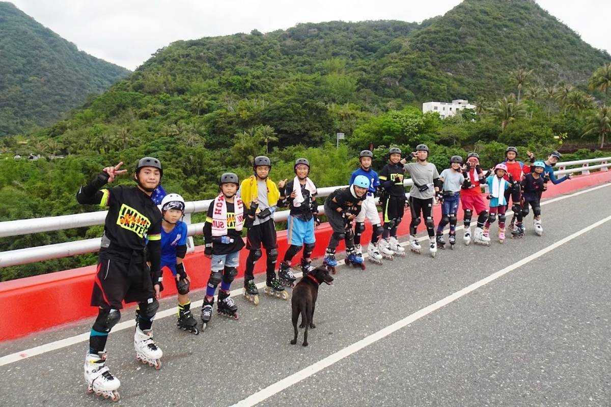 「小龍教練」張世劭帶著偏鄉學童在一次次「路溜」的旅程中，跨出舒適圈，拓展視野，創造成功經驗。