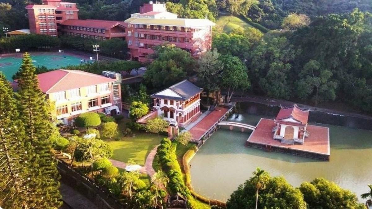 明台高中就在霧峰林家花園內因此校園中就有古蹟(圖片來源：明台高中提供)