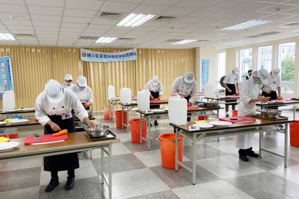 臺東專科學校餐旅管理科舉辦「餐旅刀工，誰與爭鋒」校內競賽，讓學生檢視自身的刀工技術、相互觀摩。