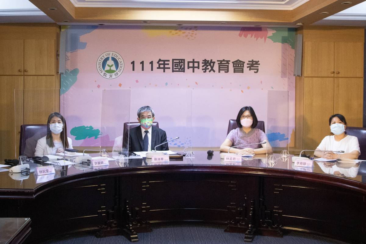 111年國中教育會考國文寫作題目以師生針對舉辦園遊會的談話為情境，引導學生抒發對於「多做多得」的感受及想法。(教育部提供)