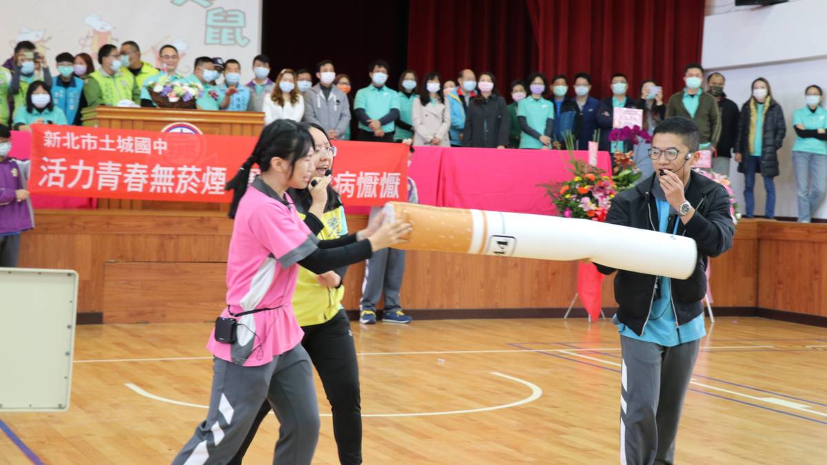 109學年度菸檳危害防治教育介入輔導計畫「網紅就是你」短片競賽佳作-新北市士城國中-學校舉辦菸檳防治趣味活動

新北市土城國中，在109學年度菸檳危害防治教育介入輔導計畫「網紅就是你」短片競賽議題中
獲得佳作。土城國中使用原住民族語進行拍攝，希望可以藉由此部影片不只傳遞遠離菸檳的正確觀念，
同時也能讓更多人學習原住民的單詞。此外，土城國中也舉辦許多活動，結合遠離菸檳的觀念，讓師生們在參與
活動的同時也更能理解香菸及檳榔對健康的危害。

採訪：新北市土城國中楊家睿衛生組長、九年三班沈恩賜同學、
              九年十二班潘博榮同學