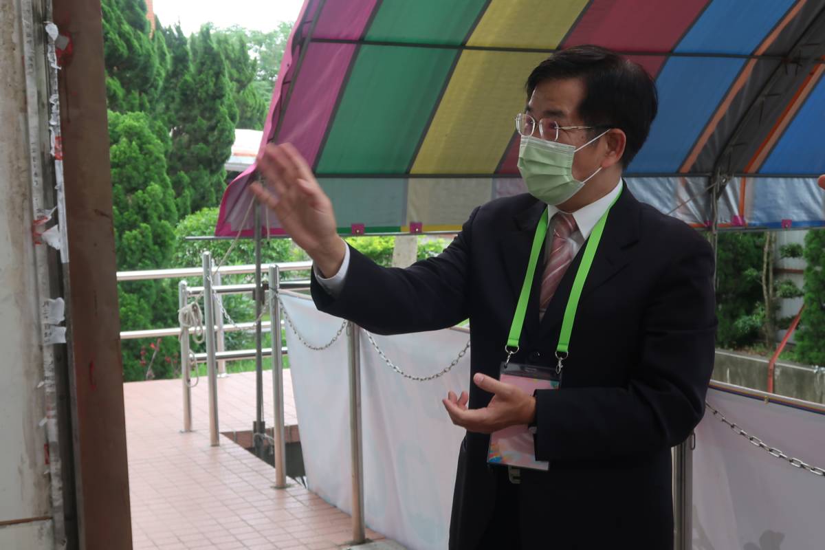 教育部長潘文忠與步出闈場的試務人員揮手致意 