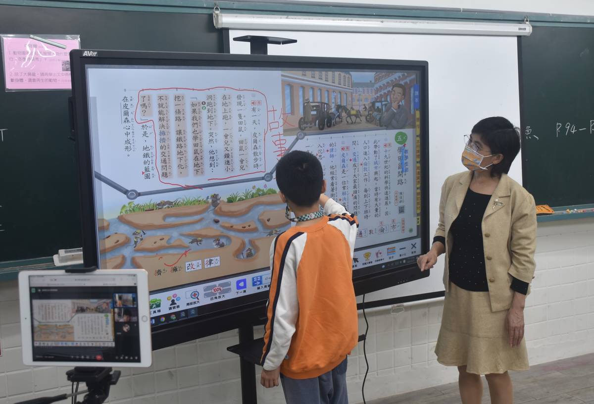 東山國小林秀雲校長引導學生分析記敘文特性