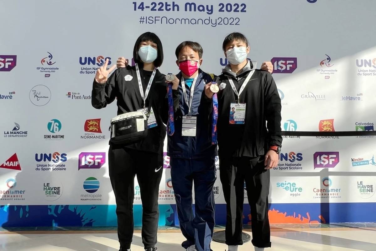 后綜高中（左起）選手李妍儀、教練陳瑞賢、選手廖佩穎合影（圖源：臺中市教育局）