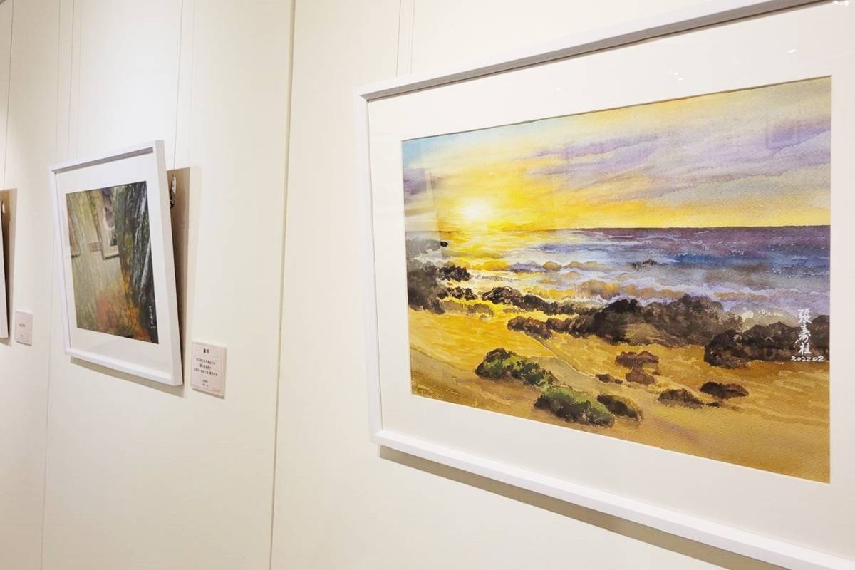 臺東生活美學館展出「色彩的樂趣」4人聯展，由曾興平率領劉昱漢、余碧玉、張壽桂3位學生，共展出70幅畫作，表達各自對在地自然景色的觀察與感受。