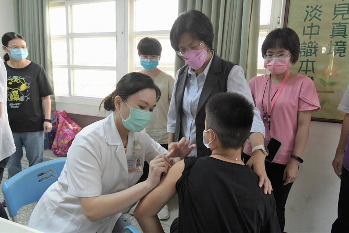 彰化校園疫苗施打 縣長王惠美到伸東國小關心孩童疫苗施打狀況