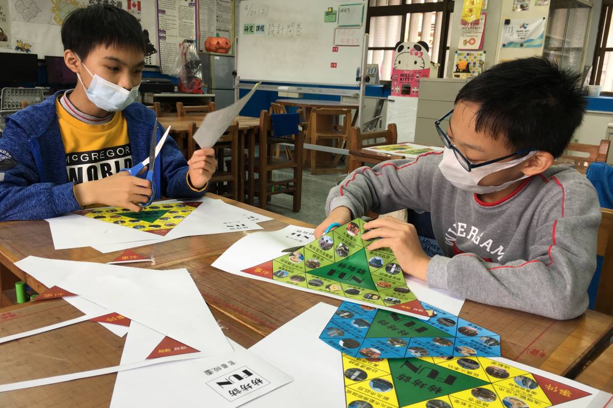 實踐國小學生設計桌戲利用有趣又有意義的方式認識板橋