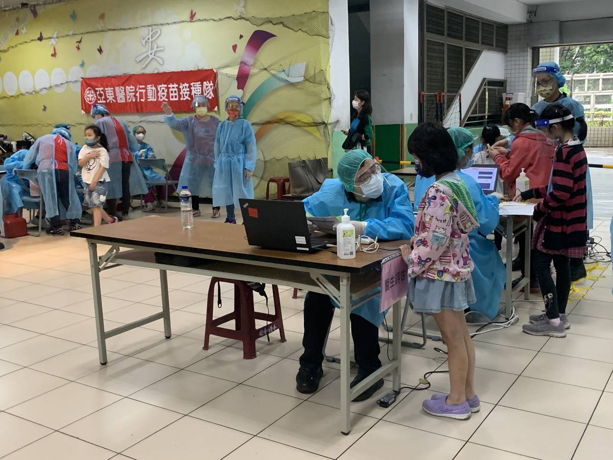 醫生詢問孩子當天身體狀況