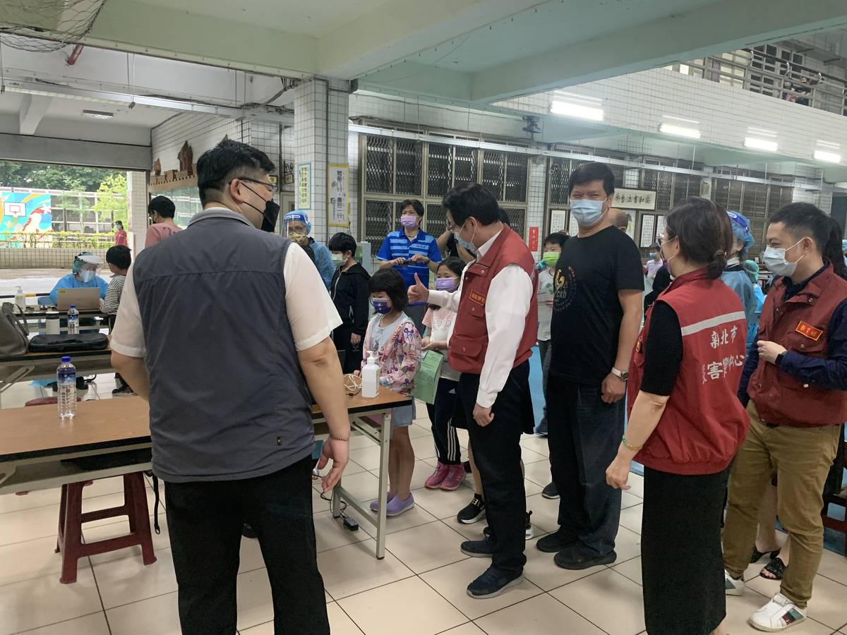 副市長劉和然今天(25日)到安和國小視察兒童接種作業