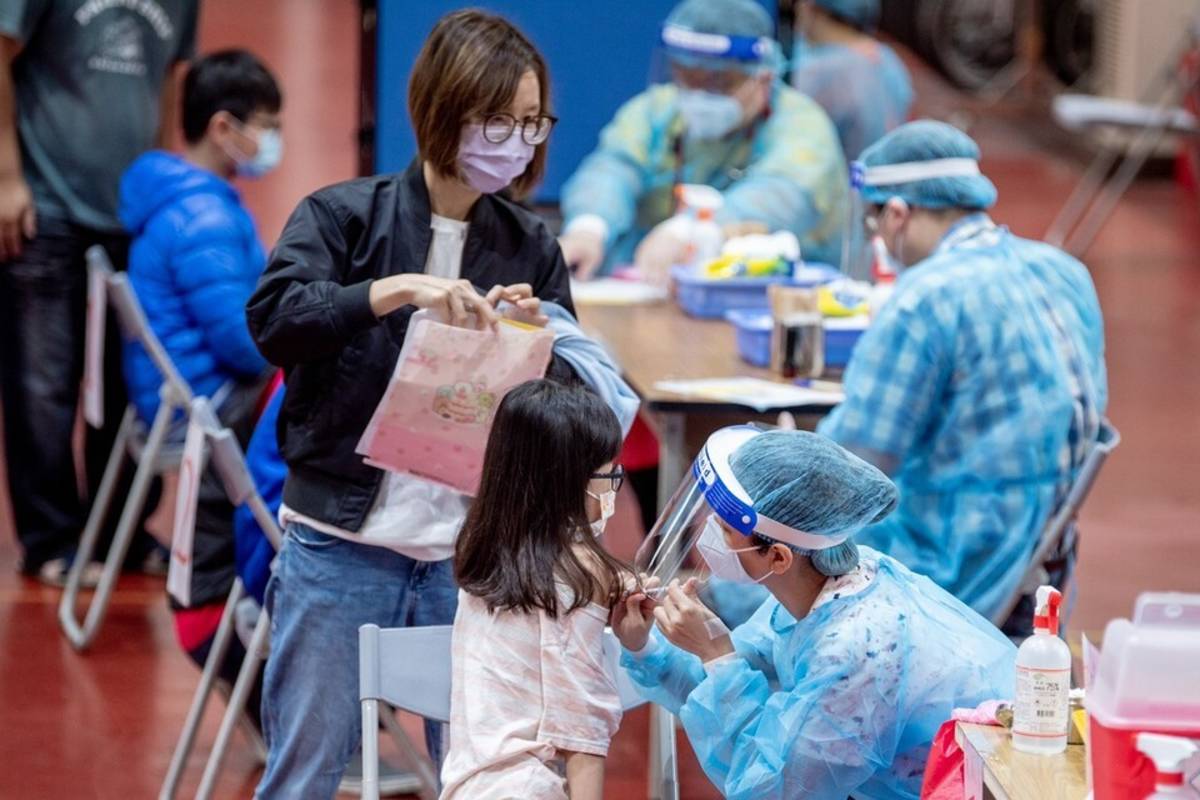 學生返校接種疫苗 (桃園市政府提供)