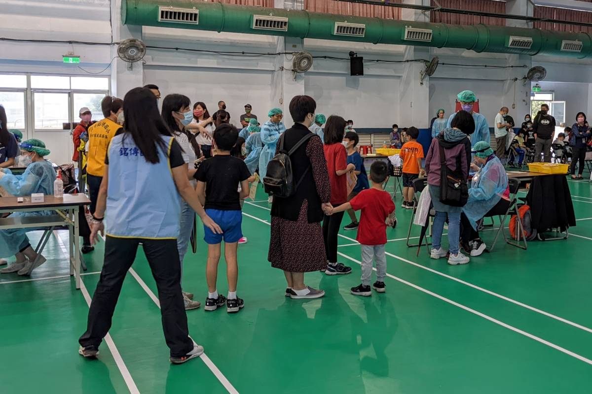 銘傳國小今日預計有325名學童在校接種，在校接種率約50.9%