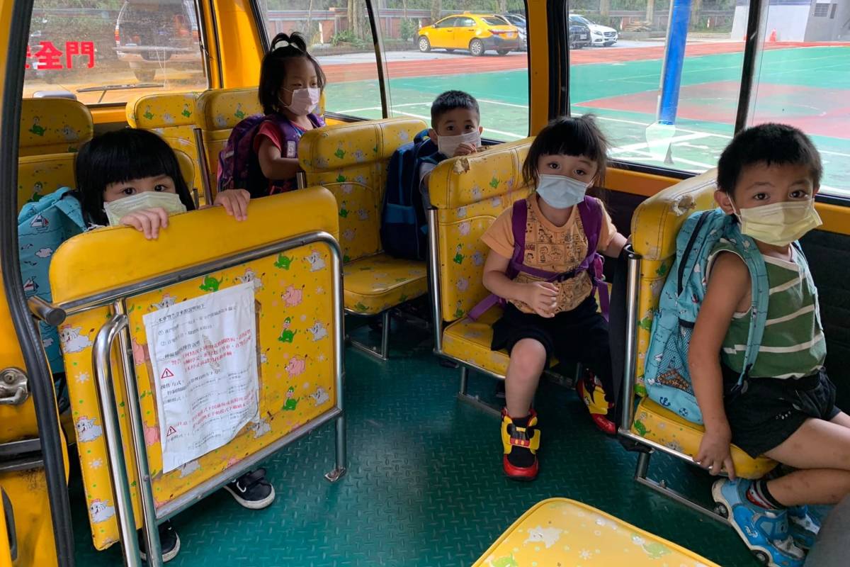 偏鄉國小附幼的幼童車因應遠距學習，改載送學習袋給各地學童（圖源：苗栗縣教育處）