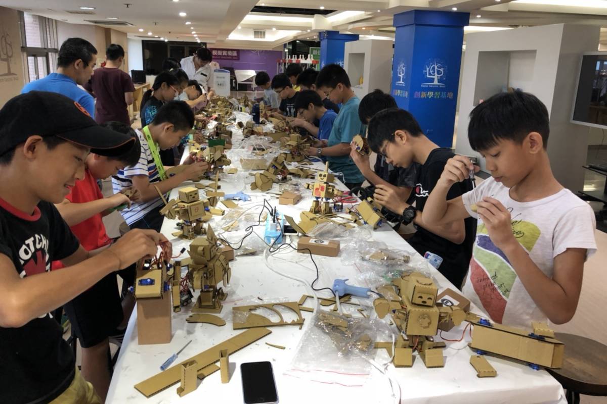 青發處暑期將開設紙動機器人課程，由學員自行組裝機器人結構
