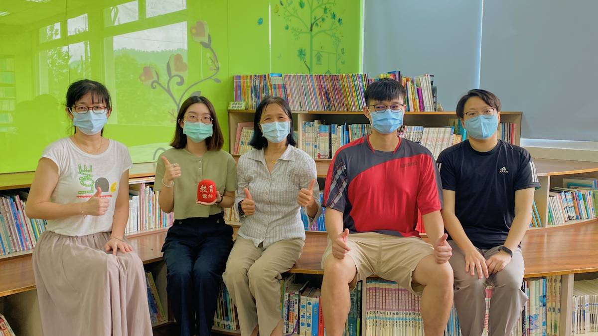 109學年度健康體位優等-新北市牡丹國小-採訪合照

新北市牡丹國小，在109年健康促進健康議題議題當中獲得優等。學校善用經費與社會資源，讓每位孩子運動後都能有牛奶、豆漿和水煮蛋等補充營養，同時配合MHR(Music、Health、Reading)計畫，
培養學生的多元興趣。除此之外，定期舉辦講座、訂定每月運動項目和推行「0含糖計畫」，甚至是個別衛教，都是希望孩子們在學習後，做到身體力行，養成健康習慣。

採訪：新北市牡丹國小 范瑞瑩校長、鄭以林護理師