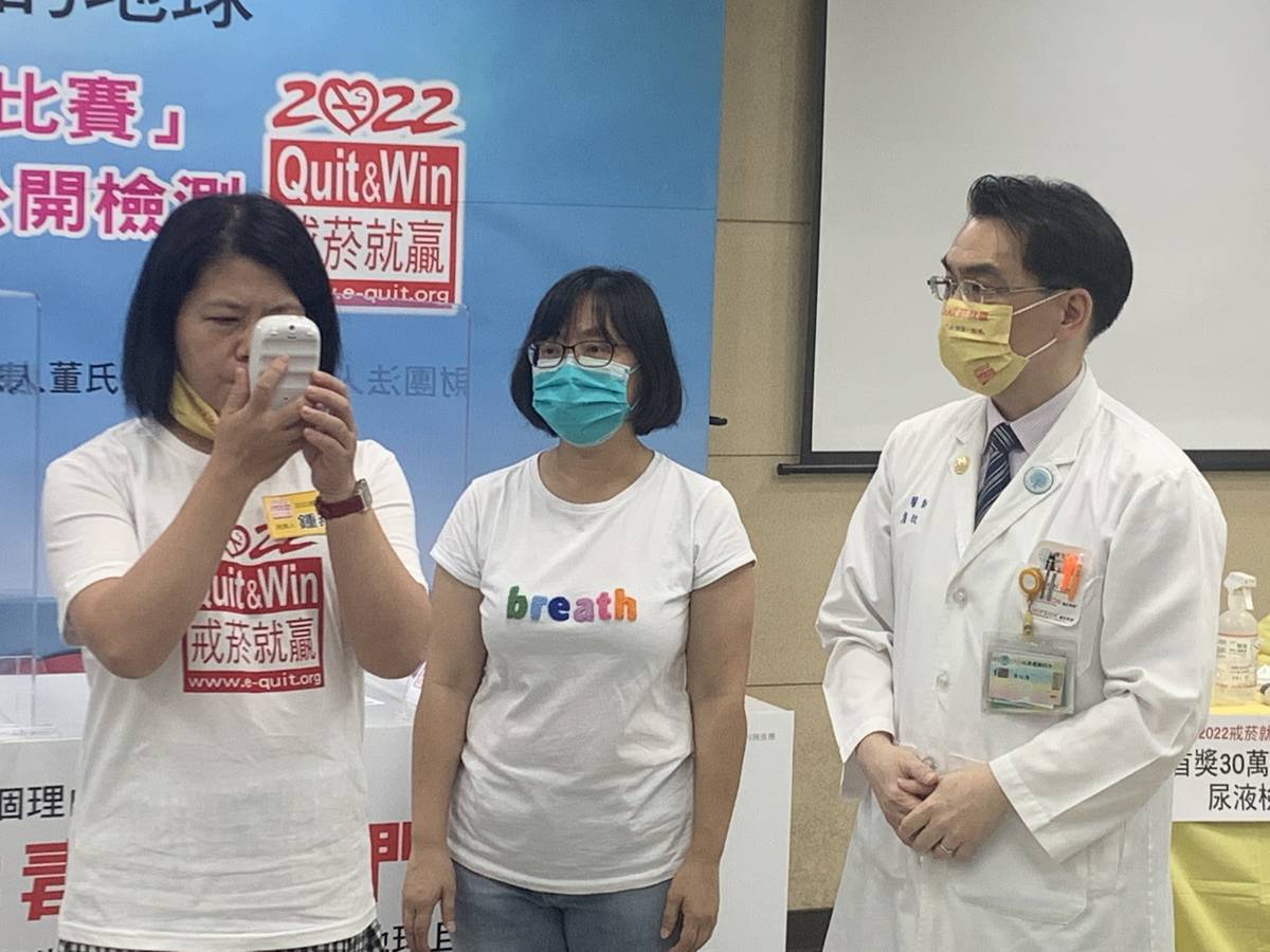 首獎候選組進行戒菸公開檢測