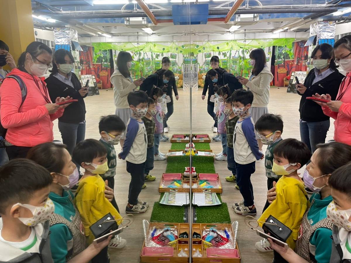 孩子透過鏡子觀察，認識自己跟他人的異同，對大師畫作進一步了解親子互動區，讓來參觀展覽的家長也能與孩子一同動手透過大師技法創造出美力作品