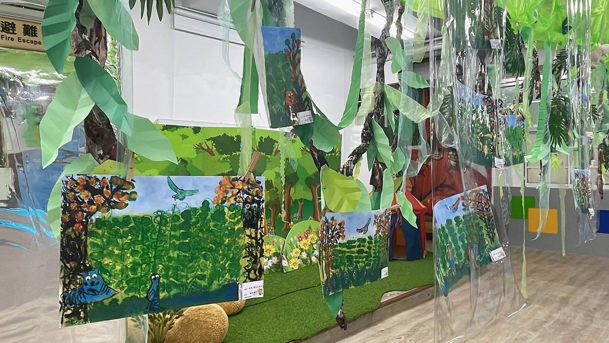 法國畫家－盧梭，他的畫作充滿童心、童趣、童味。讓孩子除了欣賞大師作品也走出教室對生活環境中的動植物進行觀察與模仿，讓孩子就像大師盧梭一生都沒有去過熱帶叢林卻創