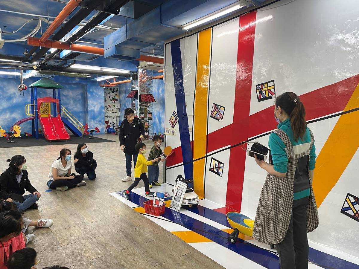 牆面運用荷蘭畫家－蒙德里安《構成》元素，使用紅、黃、藍三原色色塊加上黑色線條來達成畫面平衡