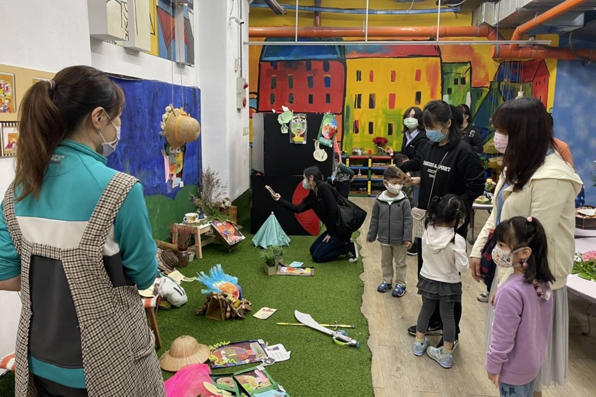 親子互動區，讓來參觀展覽的家長也能與孩子一同動手透過大師技法創造出美力作品