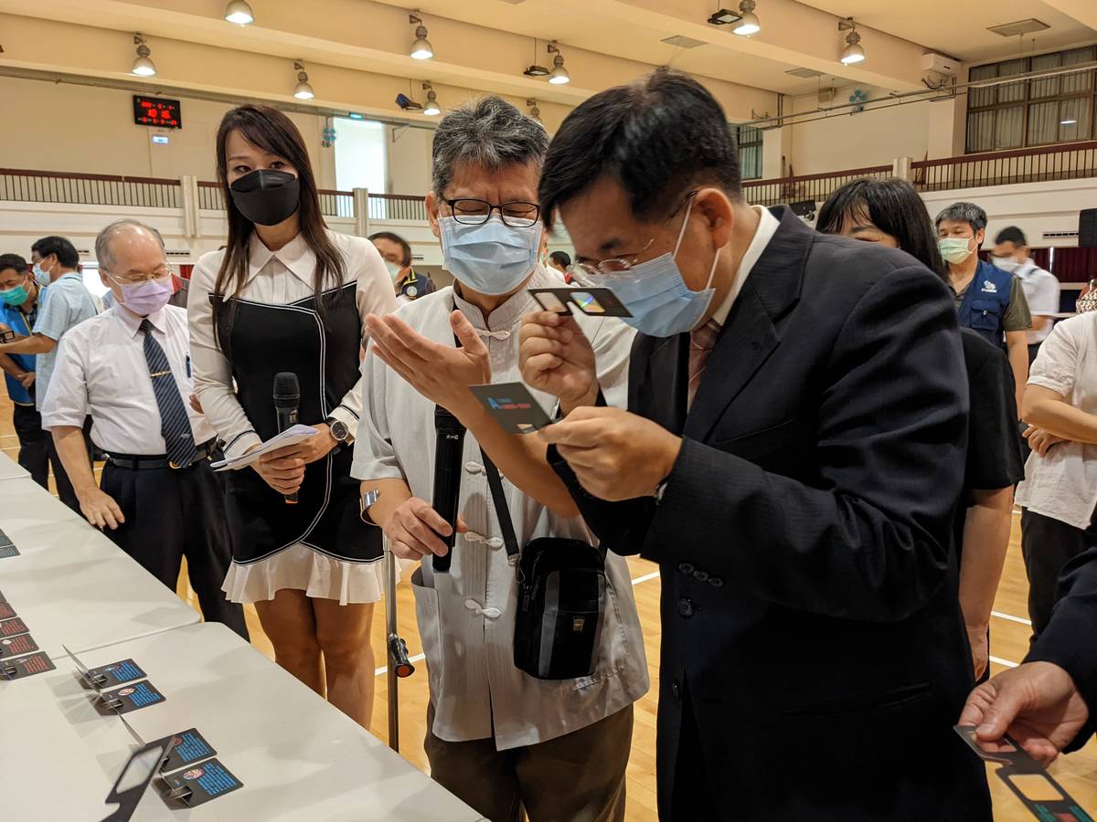 教育部潘文忠部長體驗3D反毒教材