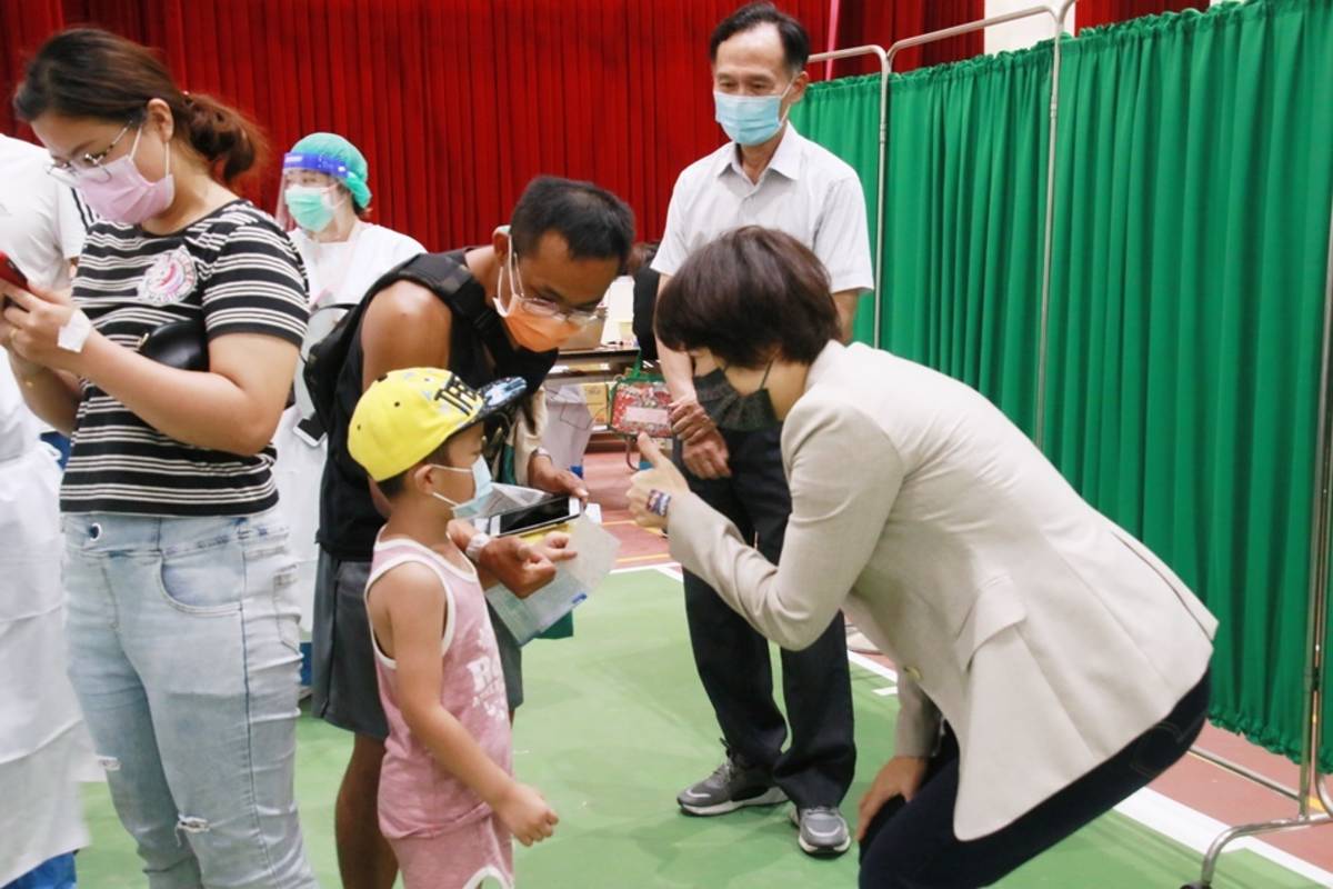 臺東縣長饒慶鈴前往幼生BNT疫苗快打站關心接種情形。