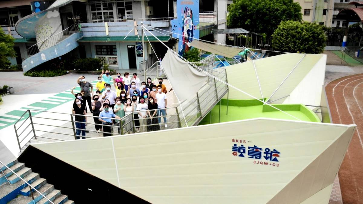 大船造型的司令臺成了不單是孩子的活動的空間、秘密基地、多功能的展演臺，也有著來自校友、師長滿滿的愛。