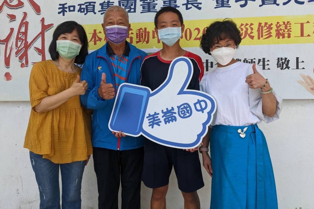 (左起)導師蔣小玲、教練鍾安太、林冠文、校長孫台育