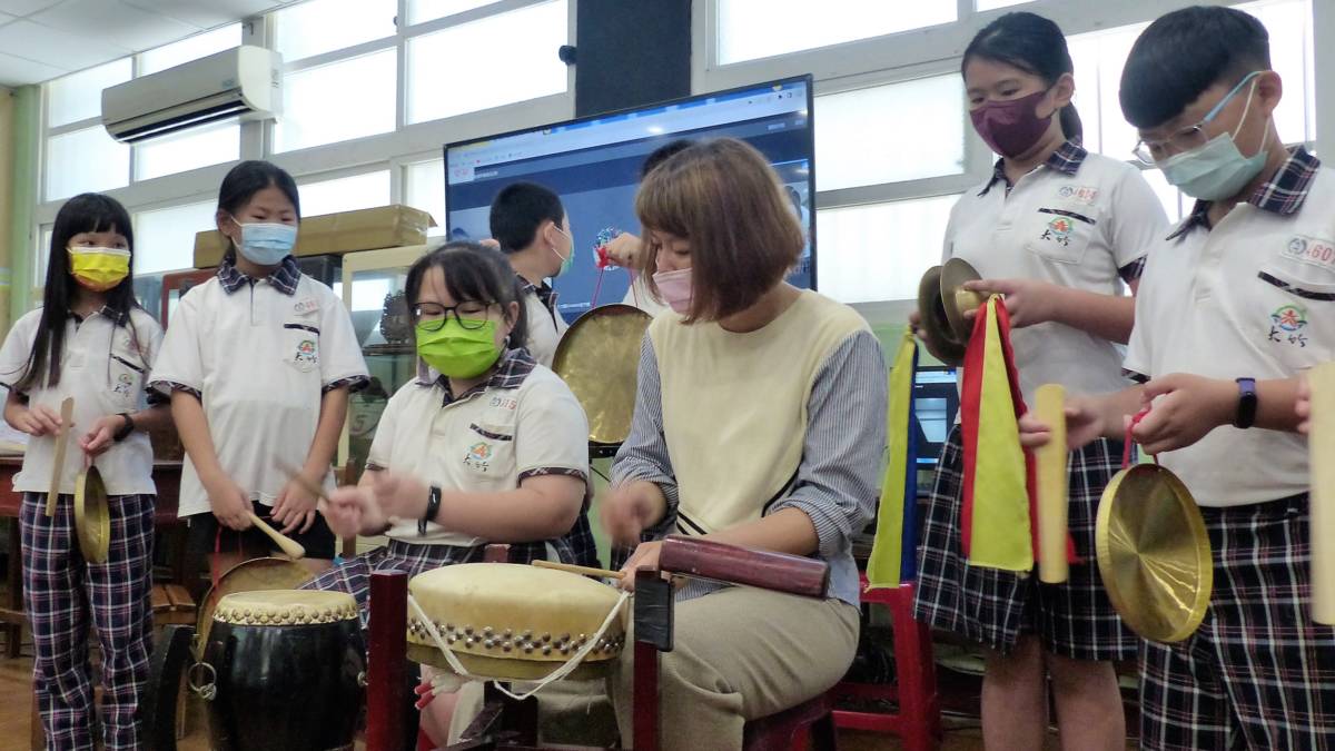 老師曾立馨耐心帶領大竹國小學生練習北管
