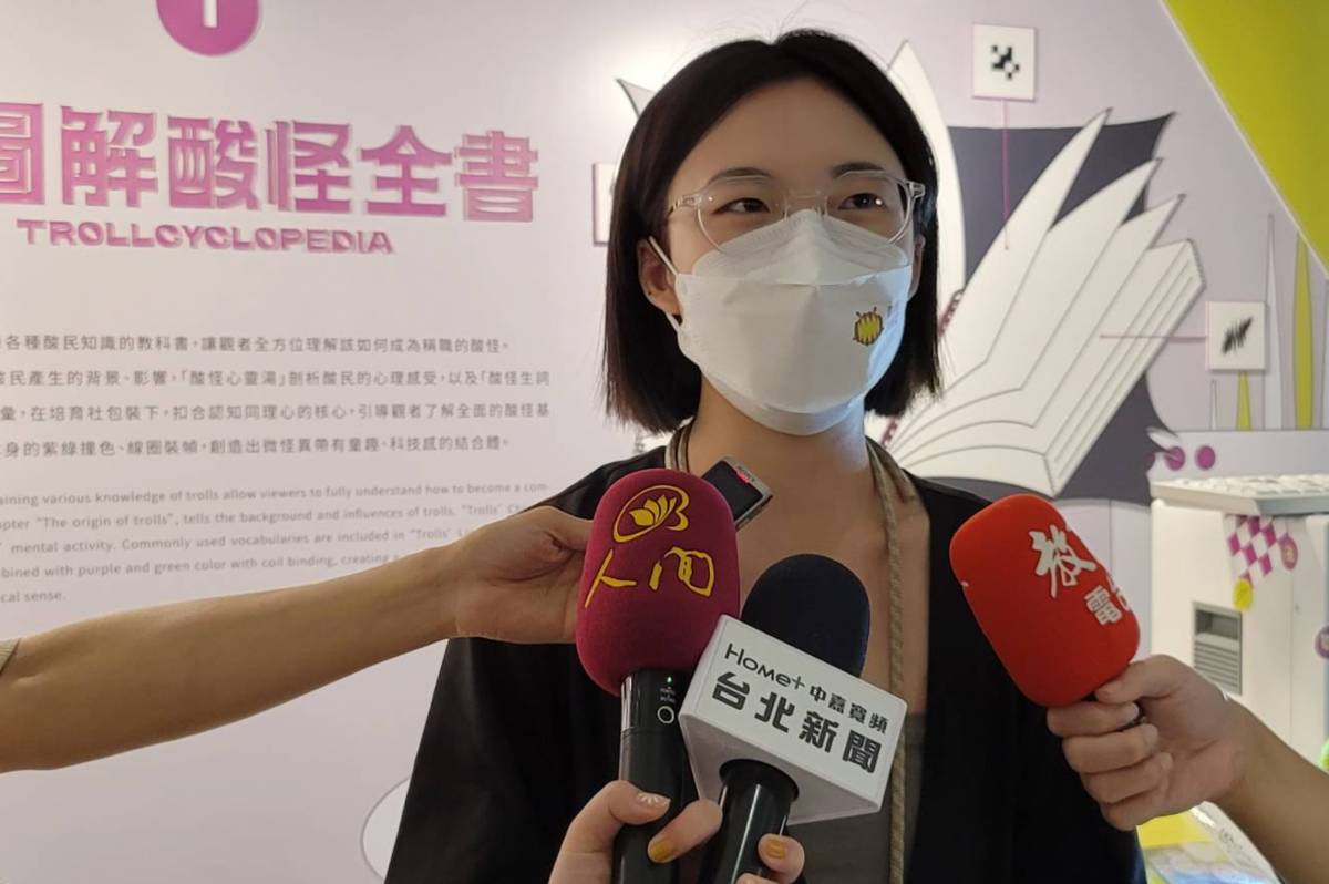 吳語馨同學表示，《酸怪培育社》探討當代酸民文化