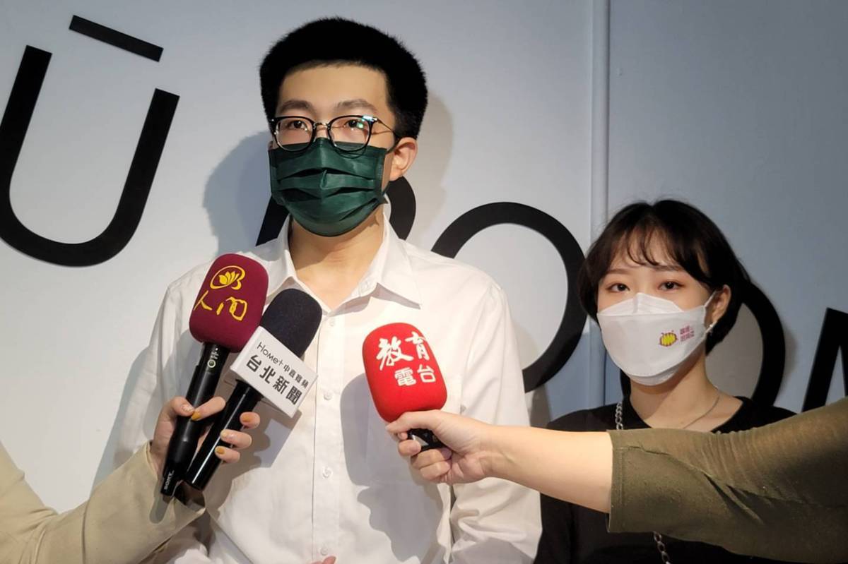 畢展總籌羅允成表示，展覽以〈BŪ-BŪ ROOM霧室銘〉為主題，取自臺語「霧霧（BŪ-BŪ）」
