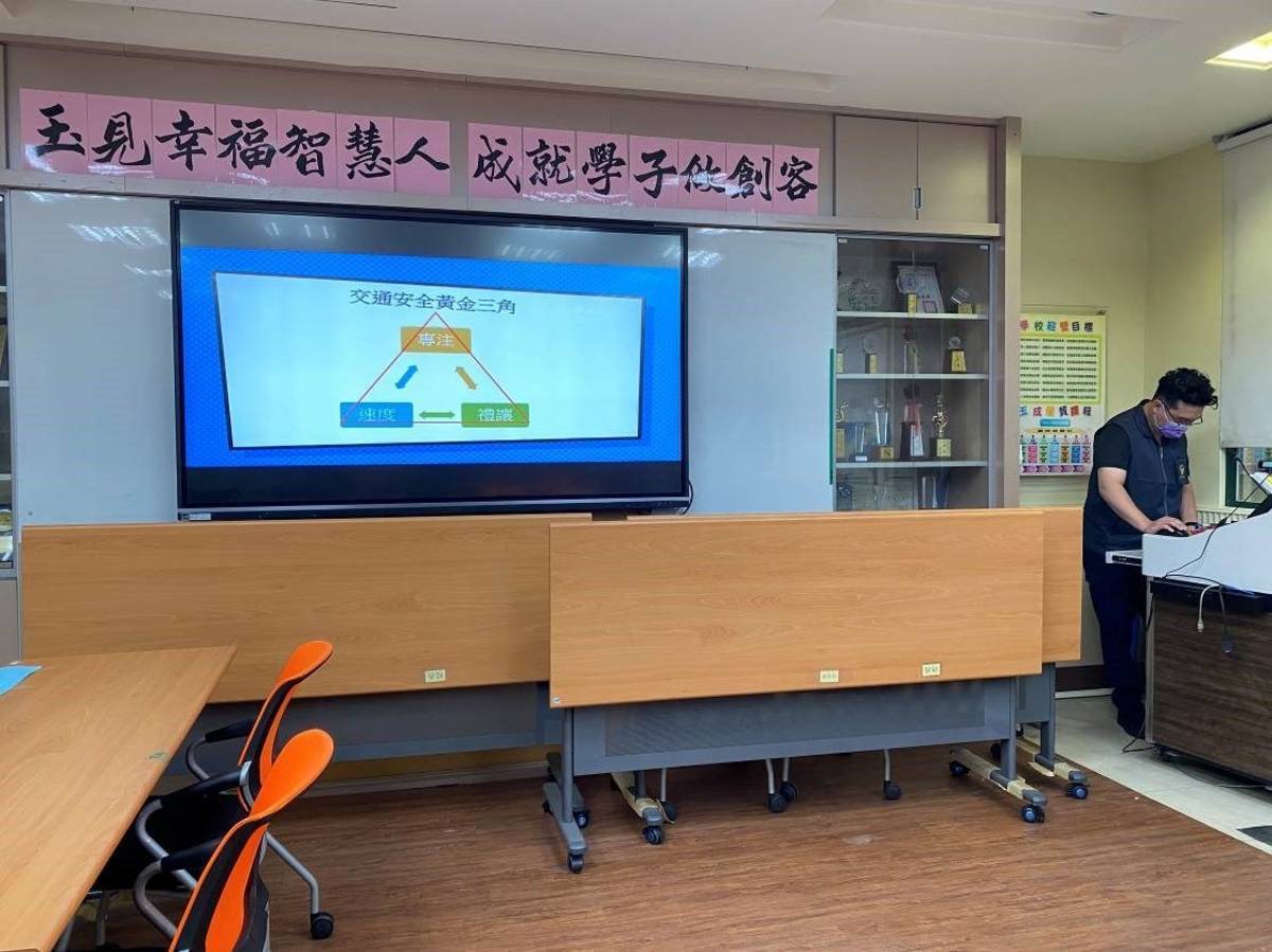 考量疫情嚴峻，南港分局交通分隊長林宏志於玉成國小以視訊方式辦理交通安全宣導活動