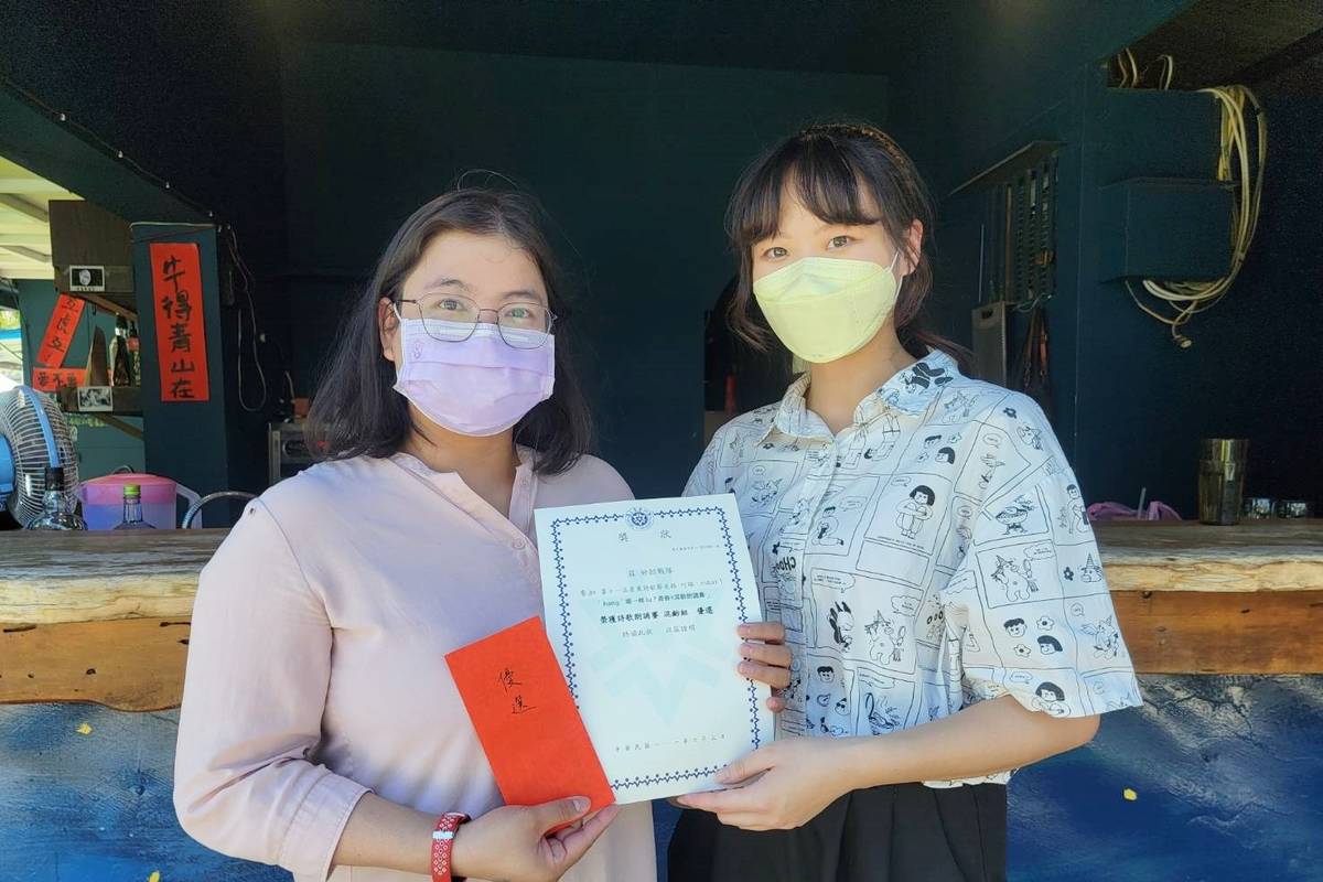 臺東大學華語系碩士班越南籍學生阮氏好(左)、生科系學生王宣懿(右)組隊參賽，以越南語朗誦當地家喻戶曉的古詩《南國山河》，獲詩歌朗誦比賽優選。