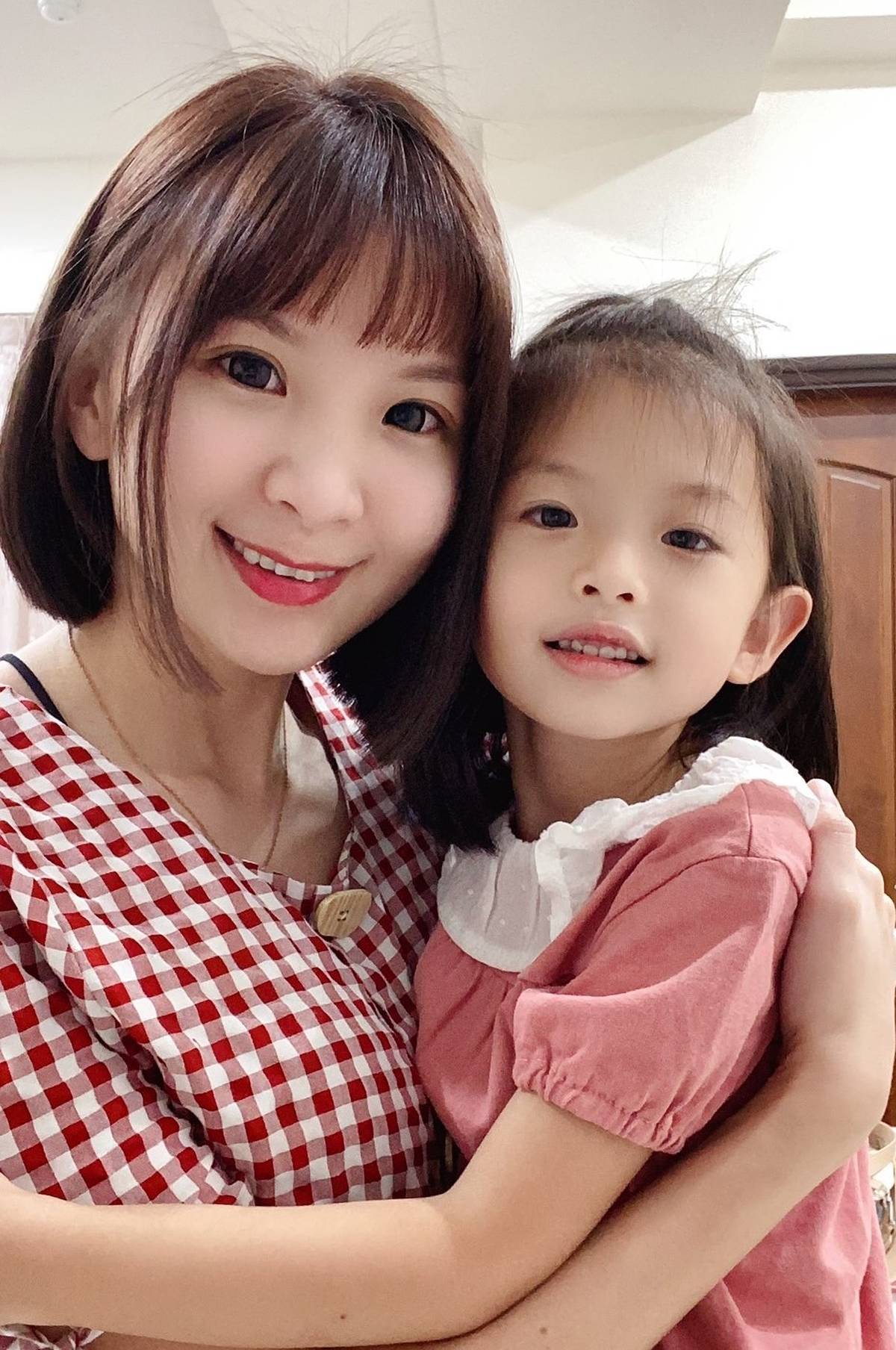 聽完故事，沛沛媽媽和沛沛相擁抱甜蜜畫面