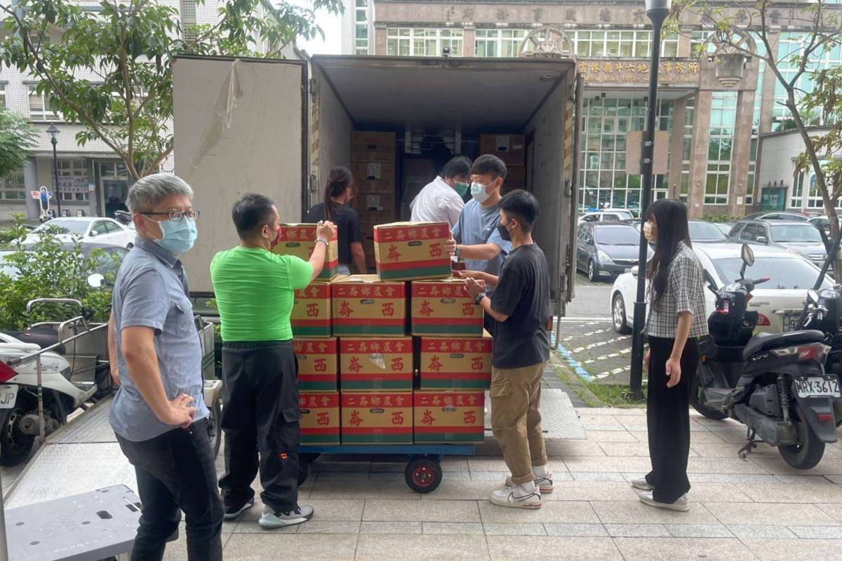 工作人員將蔬菜裝箱搬運上車（圖源：雲林縣政府）