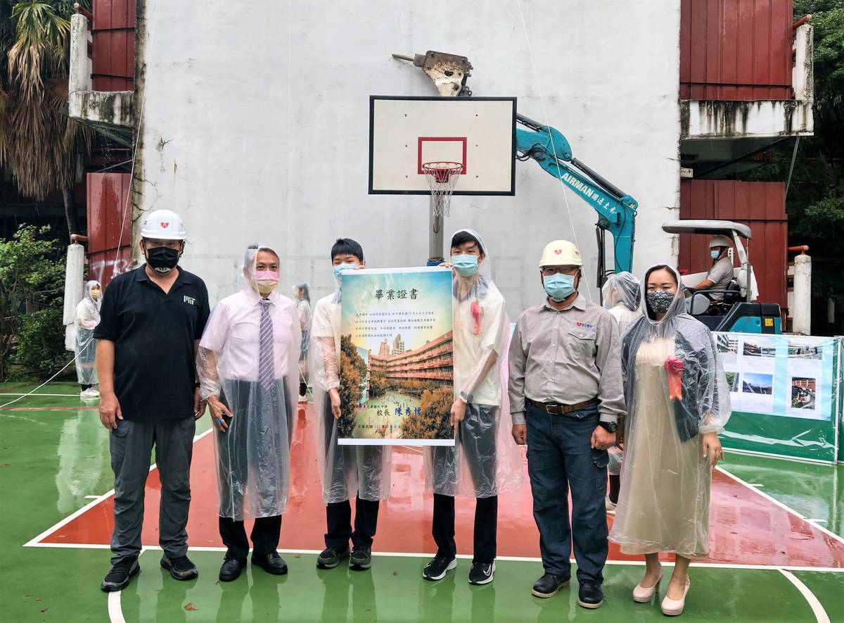 頒發畢業證書予舊校舍，感恩校舍多年奉獻
