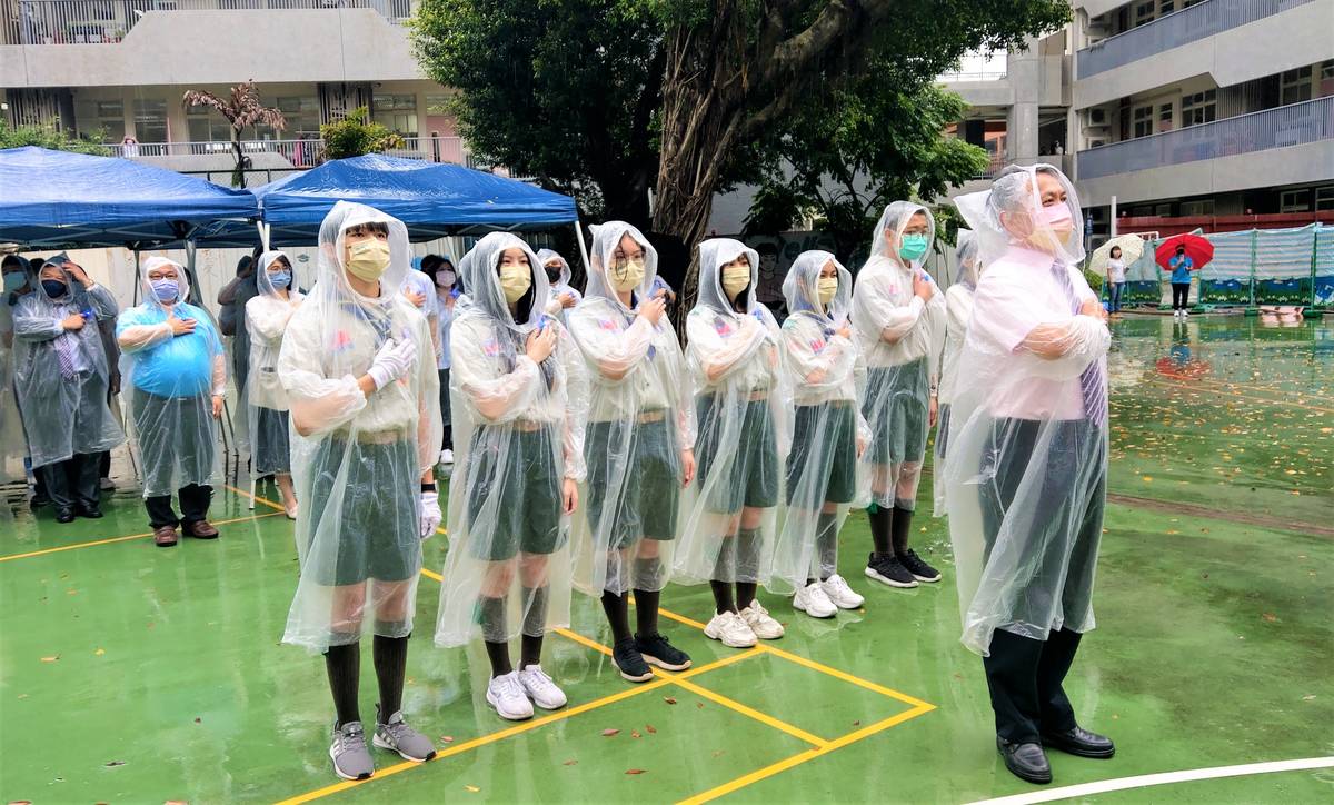3.陳秀標(右1)校長率領畢業生向舊校舍敬禮致意.jpg