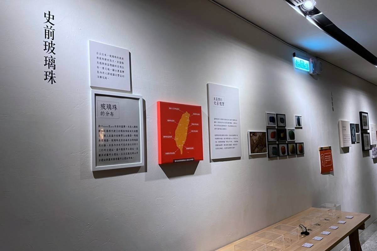史前玻璃珠展示(花蓮縣考古博物館提供)