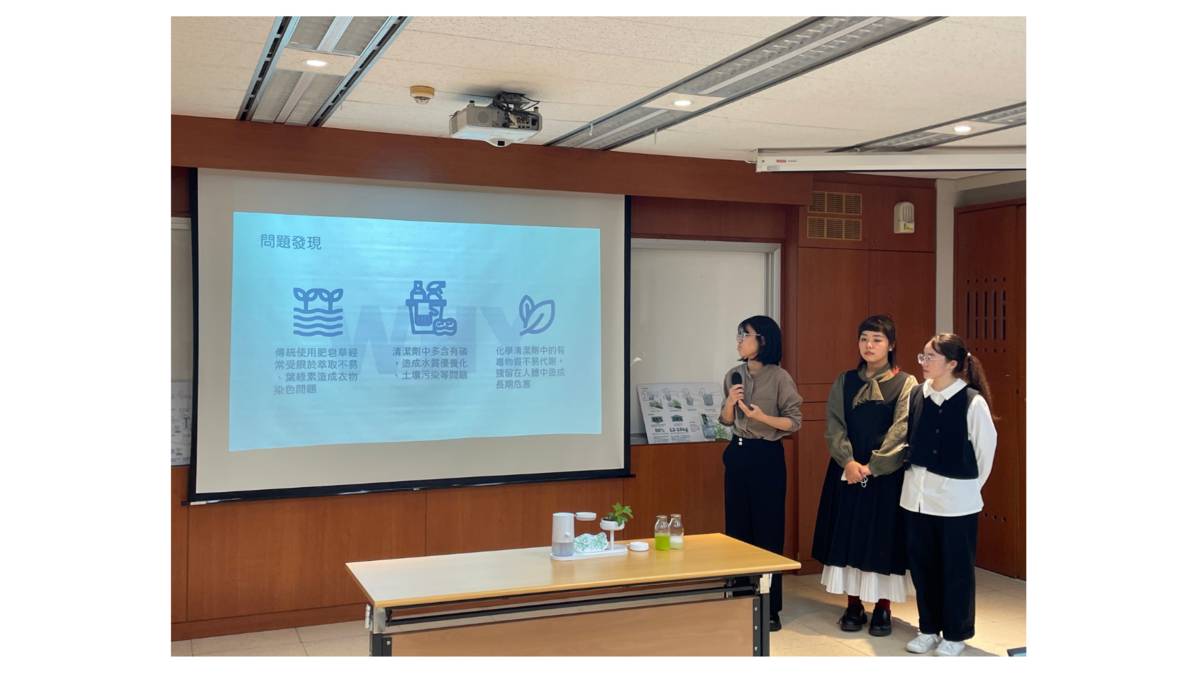 明志科技大學段言(左一)、吳佳儀(右一)、簡語捷以及胡林維廷(中)以產品「PLANTO」獲得2022奇想設計大賽「創新科技組」金獎。